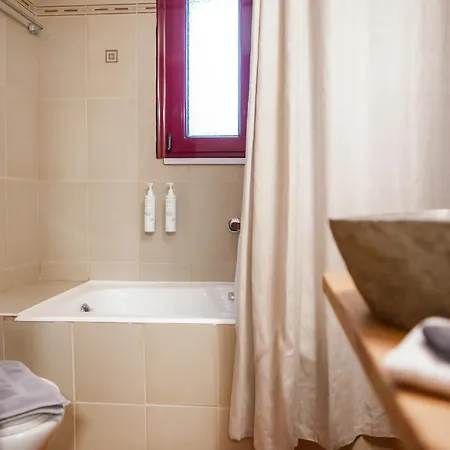 Tollmere Hospitality λύχνος Levádeia
