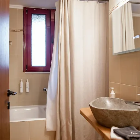 Tollmere Hospitality λύχνος * Levádeia